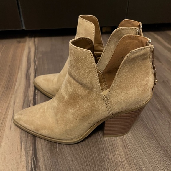 Pink Lily booties - Picture 1 of 4